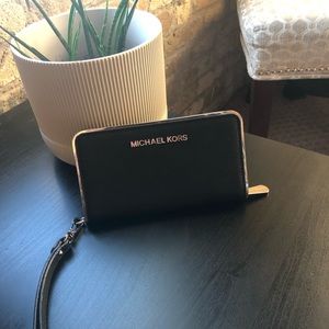 MICHAEL KORS BLACK WRISTLET WITH SILVER DETAIL